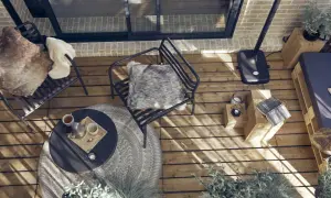 Arredare una veranda piccola: sedie comode, tavolino, divanetto pallet e piante creano un angolo accogliente.