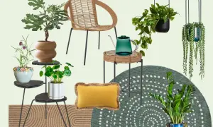 Un accogliente giardino sul terrazzo piccolo con sedia in rattan, piante rigogliose, un annaffiatoio verde e un tappeto decorativo.