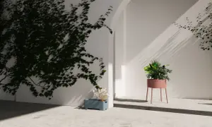 Ispirazione su come arredare un balcone con piante: edera rampicante, fioriera blu con fiori bianchi e un vaso alto rosa con piante verdi.