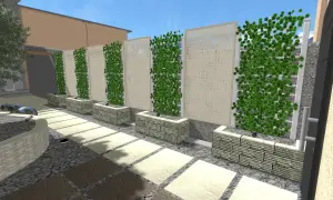 Moderne idee muro giardino con pannelli decorativi e rampicanti verdi. Un angolo relax con fontana e pavimentazione in pietra.