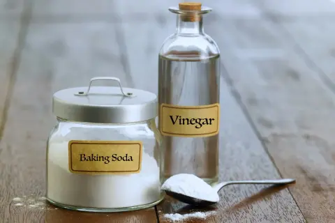 Bicarbonato e aceto, ingredienti per un diserbante naturale efficace.