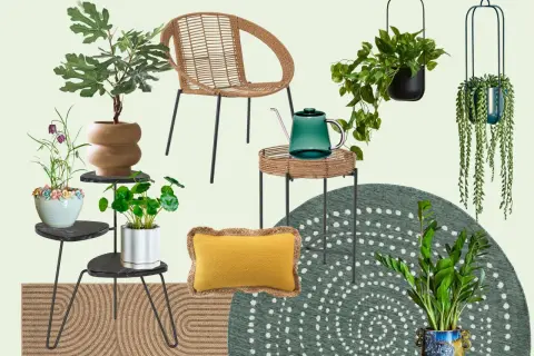 Un accogliente giardino sul terrazzo piccolo con sedia in rattan, piante rigogliose, un annaffiatoio verde e un tappeto decorativo.