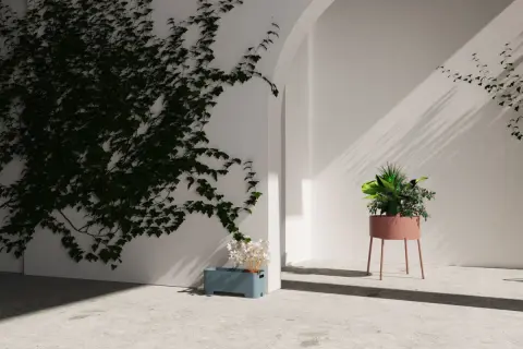 Ispirazione su come arredare un balcone con piante: edera rampicante, fioriera blu con fiori bianchi e un vaso alto rosa con piante verdi.
