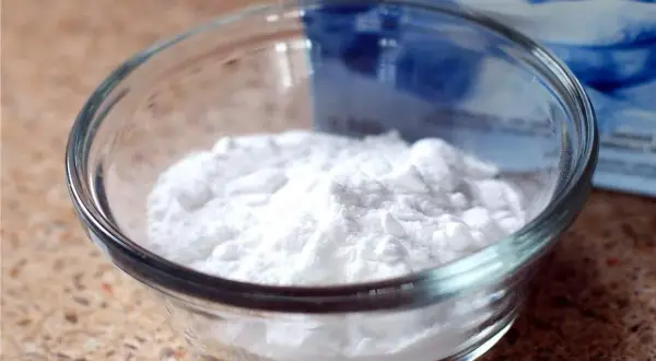 Bicarbonato in una ciotola, pronto per creare un insetticida naturale per piante.