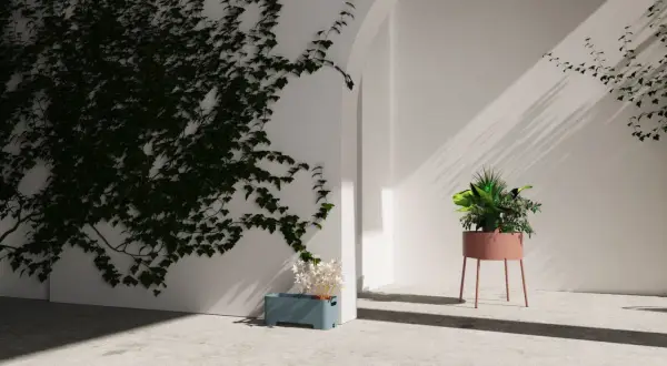 Ispirazione su come arredare un balcone con piante: edera rampicante, fioriera blu con fiori bianchi e un vaso alto rosa con piante verdi.