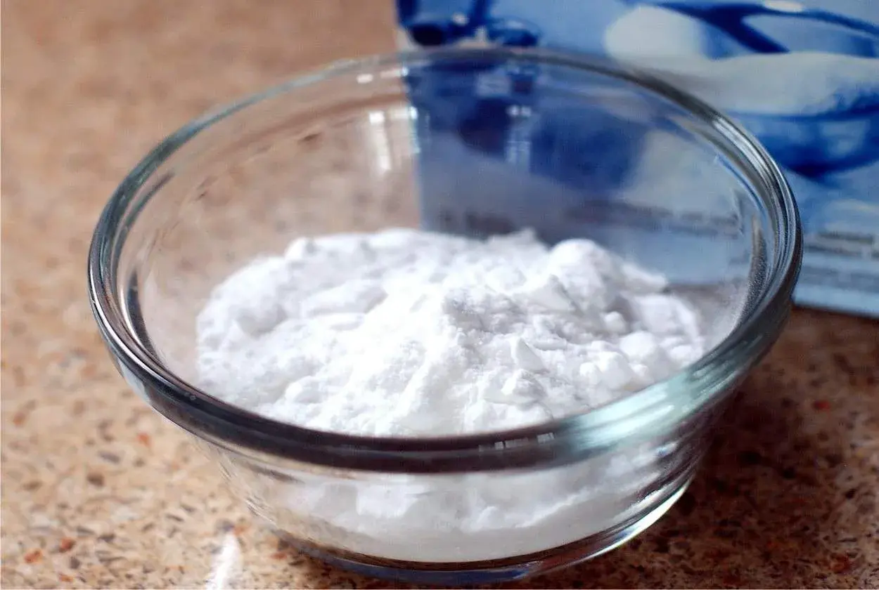 Bicarbonato in una ciotola, pronto per creare un insetticida naturale per piante.