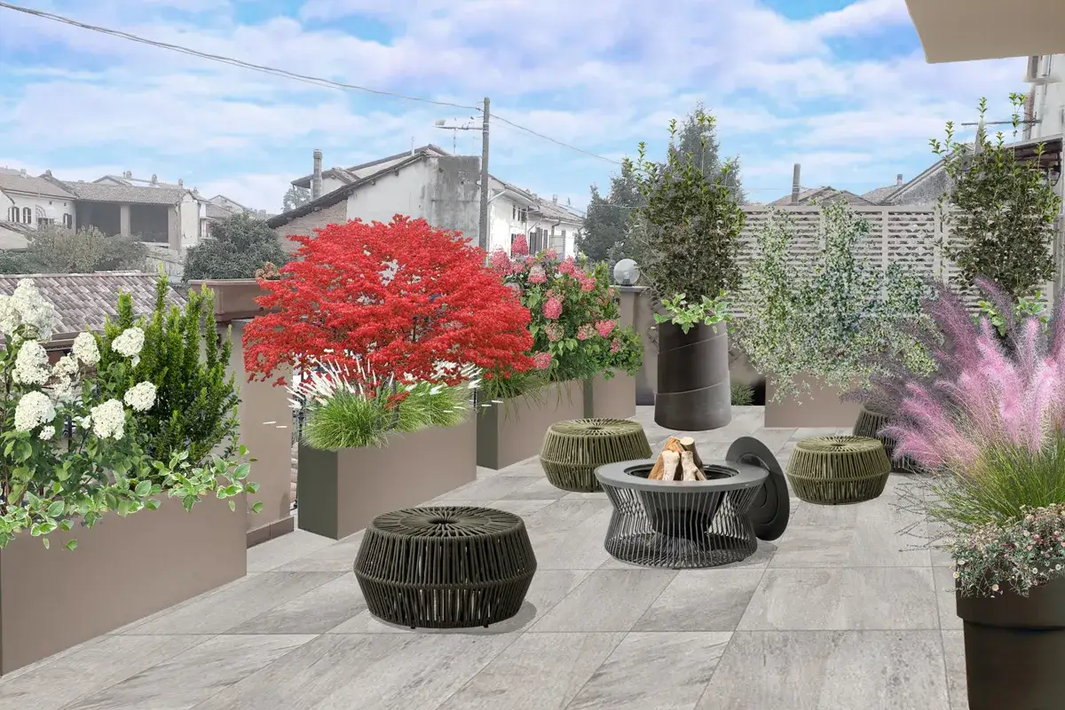 Un elegante giardino a bassa manutenzione su un terrazzo, con focolare, sedute e piante in vaso, tra cui un acero rosso e ortensie rosa.