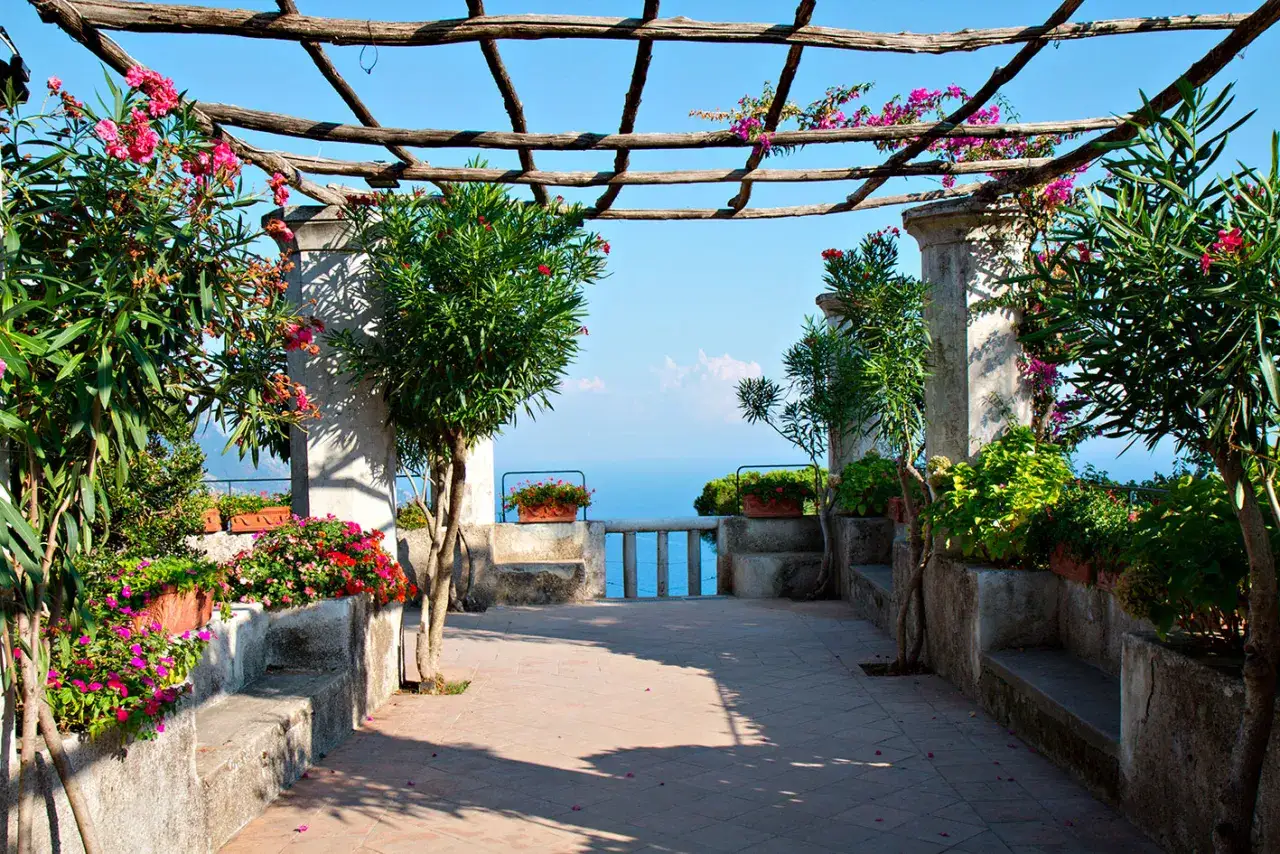 Pergolato fiorito con vista mare: splendide giardini idee da copiare per un angolo di paradiso.