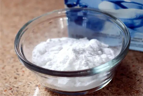 Bicarbonato in una ciotola, pronto per creare un insetticida naturale per piante.