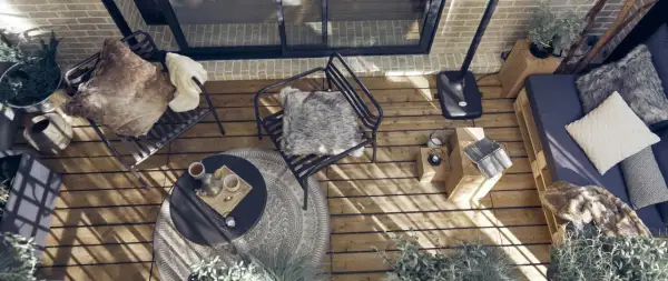 Arredare una veranda piccola: sedie comode, tavolino, divanetto pallet e piante creano un angolo accogliente.