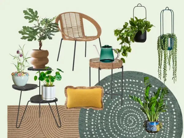 Un accogliente giardino sul terrazzo piccolo con sedia in rattan, piante rigogliose, un annaffiatoio verde e un tappeto decorativo.