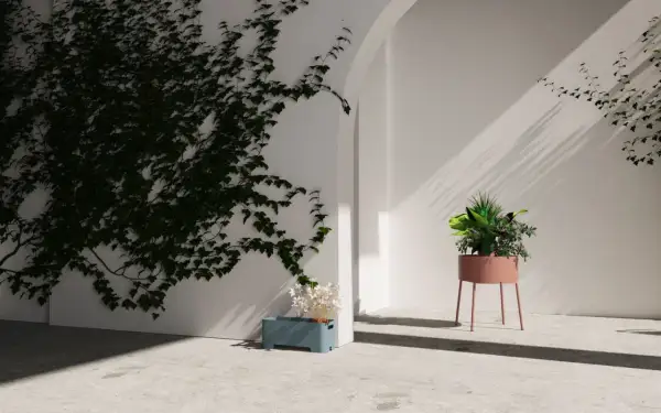 Ispirazione su come arredare un balcone con piante: edera rampicante, fioriera blu con fiori bianchi e un vaso alto rosa con piante verdi.